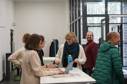 Teilnehmende des Schulsportsymposiums im Foyer