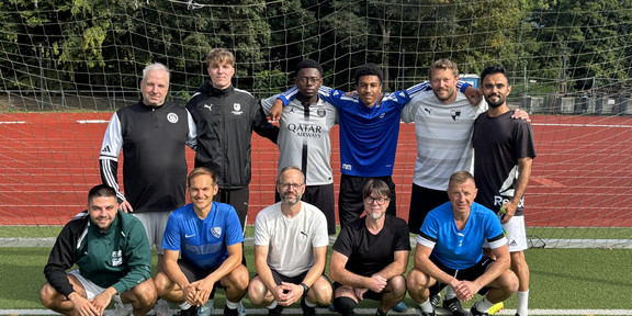 Gruppenbild der 11 Teilnehmer des C Lizens Lehrgangs vor einem Fußballtor