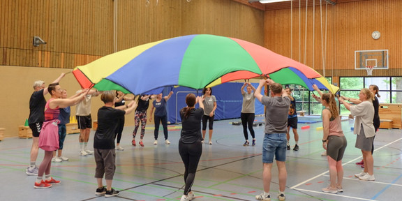 Praxisworkshop_Tag des Schulsports Übung mit dem Schwungtuch