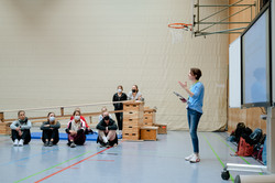 Tag des Schulsports 2022 Meike Riedel trägt den Teilnehmer*innen ihres Workshops etwas vor