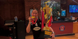 Das Bild zeigt die Handballerin Lara Egeling mit der Goldmedaille und dem Pokal zum Gewinn der U20-Weltmeisterschaft
