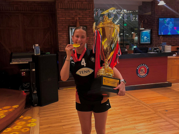 Das Bild zeigt die Handballerin Lara Egeling mit der Goldmedaille und dem Pokal zum Gewinn der U20-Weltmeisterschaft
