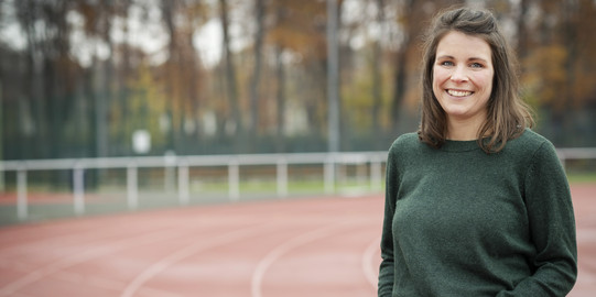 Lisa Musculus steht auf der Tartanbahn und lächelt in die Kamera.