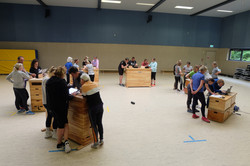 Tag des Schulsports 2022 Gruppenarbeit an Tablet-Stationen beim Hip-Hop-Workshop