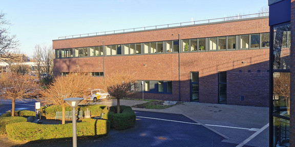 Neubau Sportgebäude Otto-Hahn-Straße 3 Seitenansicht des Erweiterungsbaus Sport in der Otto-Hahn-Straße 3 fotografiert aus dem Bestandsgebäude