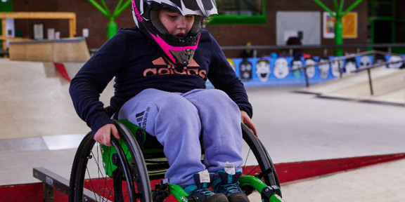 Ein Skater von Sit'n'Skate auf der Rampe