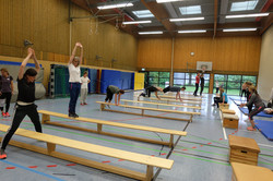 Tag des Schulsports 2022 Miteinander turnen Teilnehmer*innen über Bänke, kleine Kästen und Matten