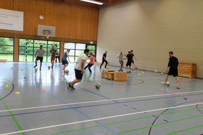 Teilnehmendem beim Dribbling im Futsal-Workshop