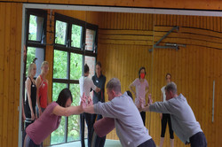 Tag des Schulsports 2022 Zwei Teilnehmer*innen schieben sich im Ringen und Kämpfen-Workshop weit nach vorne gelehnt gegenseitig weg