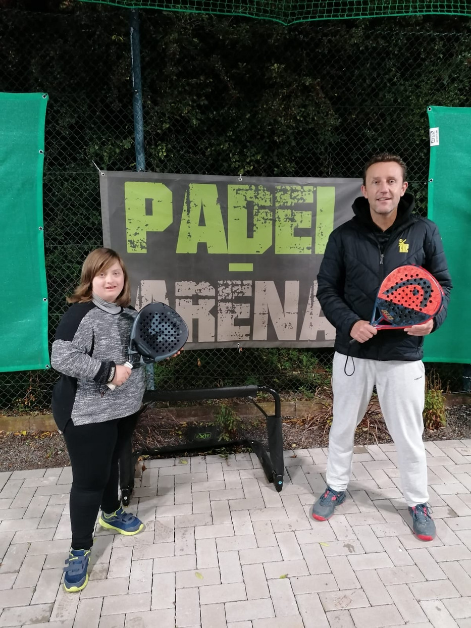 Julia Wienecke und Michael Witthues vor dem Logo der Padel-Arena