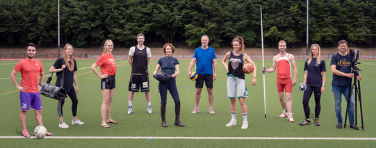 Teammitglieder des Arbeitsbereichs "Training und Bewegung" in ihrer sportartspezifischen Kleidung