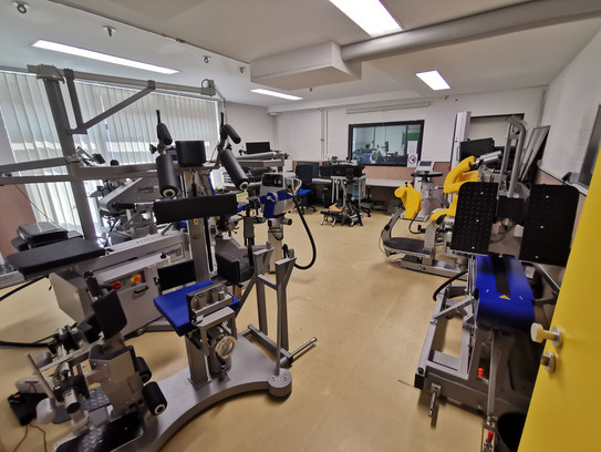 Blick von vorne ins Kin Lab mit verschiedenen Messsystemen