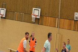 Eine zwei gegen zwei Angriffs-Situation im Mini-Basketball