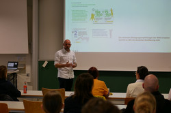 Prof. Dr. Philipp Zimmer bei einem Vortrag