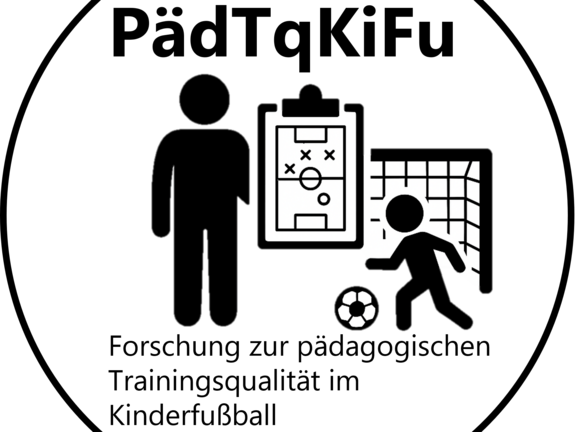 Logo zum Forschungsprojekt. Zeigt einen Trainer und ein fußballspielendes Kind als schwarze Männchen sowie ein Taktikboard.