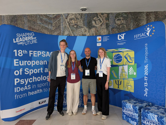 Gruppenbild_FEPSAC 2026 Gruppenbild vorm FEPSAC Logo (4 Personen)