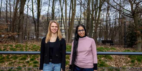 Spotlight Forschung Jana Bergmann und Dr. Bhuvanachithra Chidambaram sind als wissenschaftliche Mitarbeiterinnen an den Fakultäten Kunst- und Sportwissenschaften bzw. Raumplanung tätig.