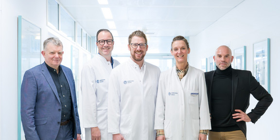 Prof. Dr. Dr. Zimmer mit Vertretern der DFG und der Uniklinik Köln