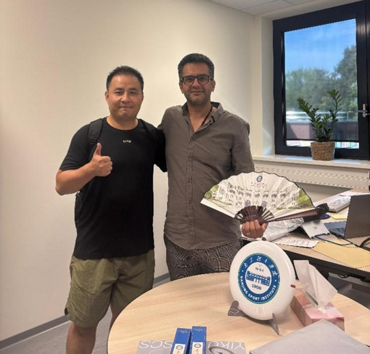 Jun.-Prof. Dr. Vahid Farrahi mit Prof. Zuo 