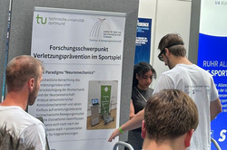 Posturomed Person auf Posturomed vor Plakat des Sportinstituts der TU Dortmund