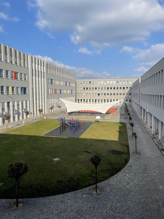 Innenhof der Fakultät für Bewegungspädagogik und Sport der Karls-Universität 