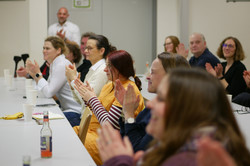 Teilnehmenden der Studie spenden Applaus