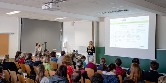 Jana Bergmann begrüßt die Teilnehmer*innen beim Tag des Schulsports