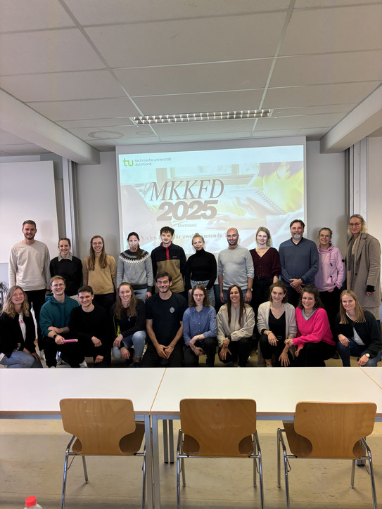 MKKFD_2025_Hochkant Gruppenbild mit allen Teilnehmer:innen vor der MKKFD Präsentation