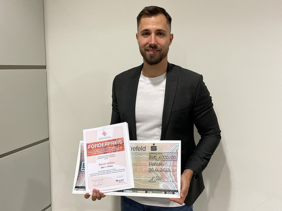 DSLV-Förderpreis 2023 Steven Hayles mit der Urkunde zum Gewinn des DSLV-Förderpreises 2023