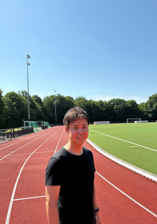 Dr. Akira Yoshikawa auf der Tartanbahn der TU Dortmund Dr. Akira Yoshikawa auf der Tartanbahn der TU Dortmund