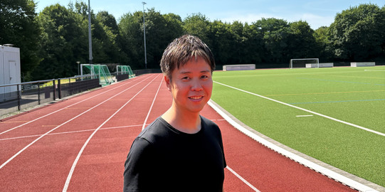 Dr. Akira Yoshikawa auf der Tartanbahn der TU Dortmund