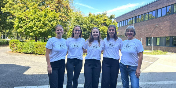 Gruppenbild von 5 Testhelferinnen im einheitlichen T-Shirt