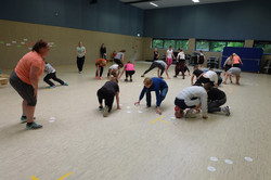 Tag des Schulsports 2022 Teilnehmer*innen sammeln in einem Wettkampf Zettel vom Boden auf