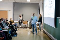 Tag des Schulsports 2022 Prof. Dr. Dr. Zimmer während seines Hauptvortrags, links schauen die Teilnehmer*innen gebannt zu