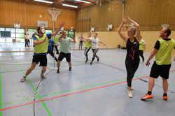 Wurfsituation vor einem Korb beim Korfball