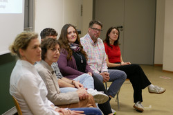 Gruppe um Tiffany Wences und Sebastian Proschinger hört gebannt zu