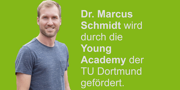 Dr. Schmidt lächelt neben dem Text "Dr. Schmidt wird durch die Young Academy der TU Dortmund gefördert" auf einem grünen Hintergrund in die Kamera.