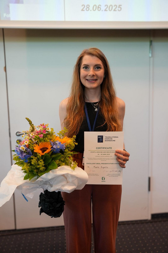 Marie Kupjetz ausgezeichnet mit Urkunde und Blumenstrauß