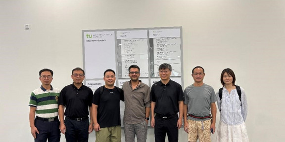 Gruppenfoto von Jun.-Prof. Dr. Vahid Farrahi und dem Team des NSI 