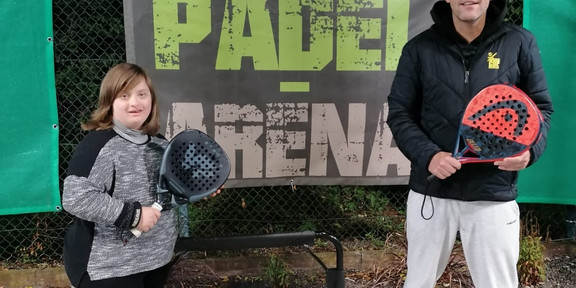 Julia Wienecke und Michael Witthues vor dem Logo der Padel-Arena