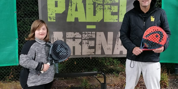 Julia Wienecke und Michael Witthues vor dem Logo der Padel-Arena