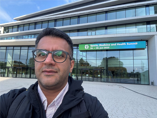 Jun.-Prof. Dr. Vahid Farrahi vor dem Kongressgebäuder der SMHS 2025 in Hamburg