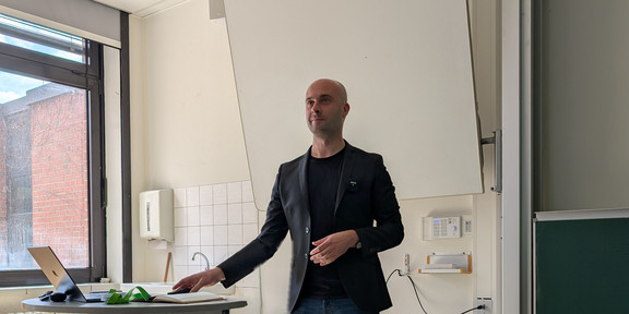 Prof. Dr. Dennis Dreiskämper hält eine Rede