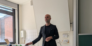 Prof. Dr. Dennis Dreiskämper hält eine Rede