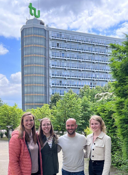 Teamfoto des AB5 vor dem Mathetower