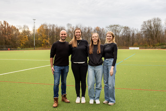 Prof. Dr. Dennis Dreiskämper, Dr. Charlotte Behlau, Hannah Pauly und Annalena stehen nebeneinander auf dem Fußballplatz