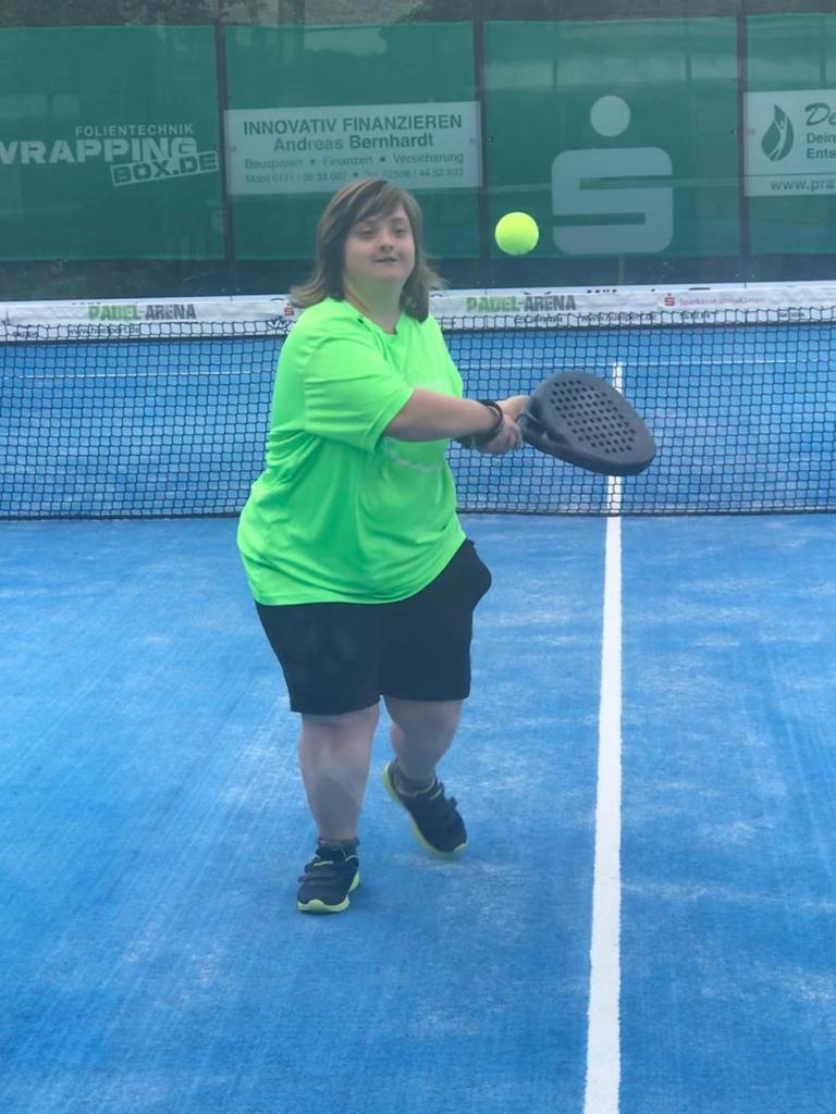 Julia Wienecke spielt Padel-Tennis