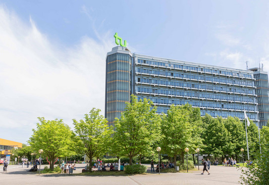 Mathetower mit Bäumen im Sommer Mathetower mit Bäumen im Sommer